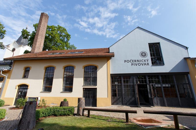 Pozvánka na divadelní představení „Sliby, Chyby“ 